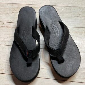 Rainbow woman’s black sandals. Size 7.